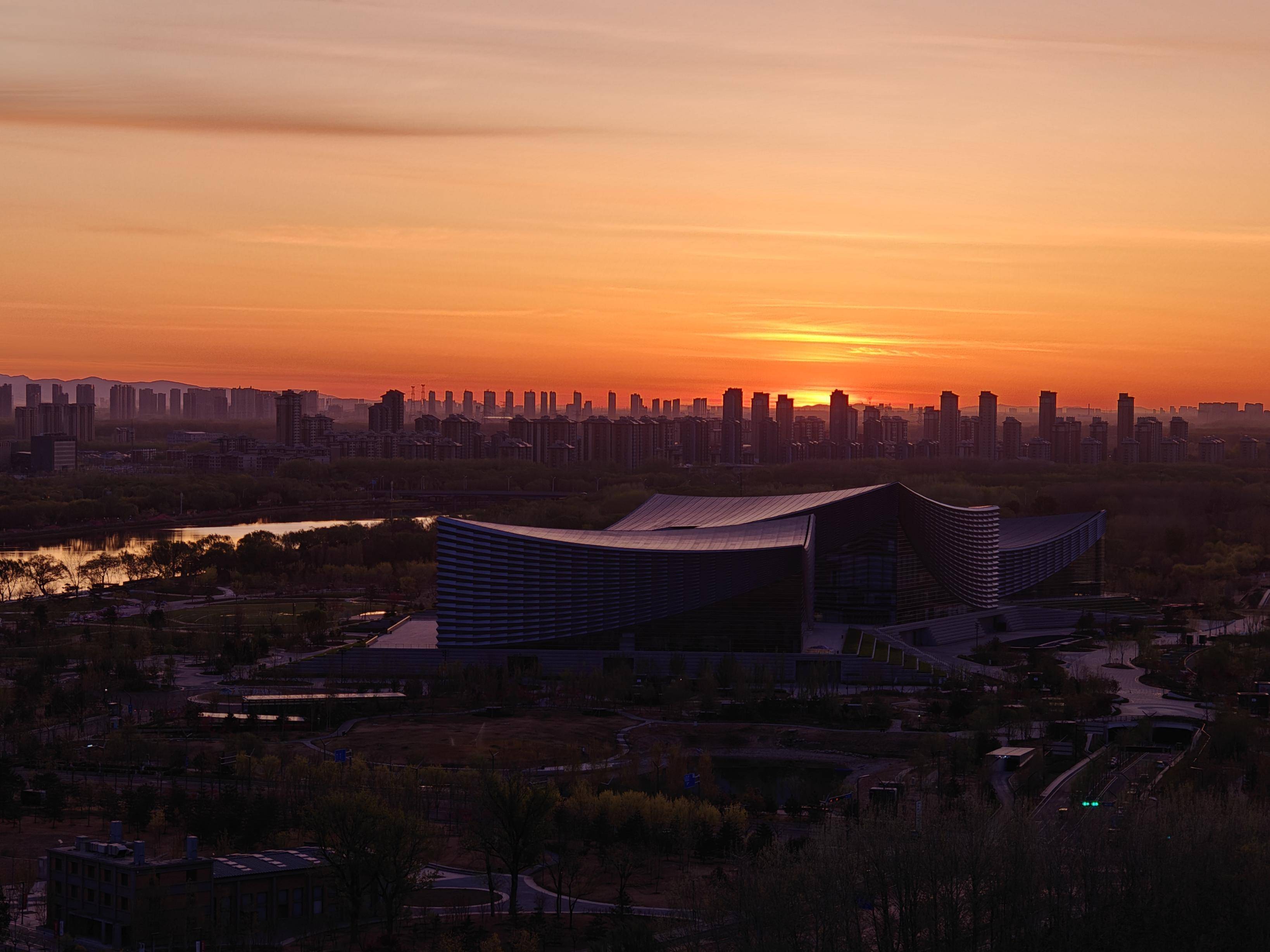 日出东方，霞光满天！今早，北京天空再现绚丽美景