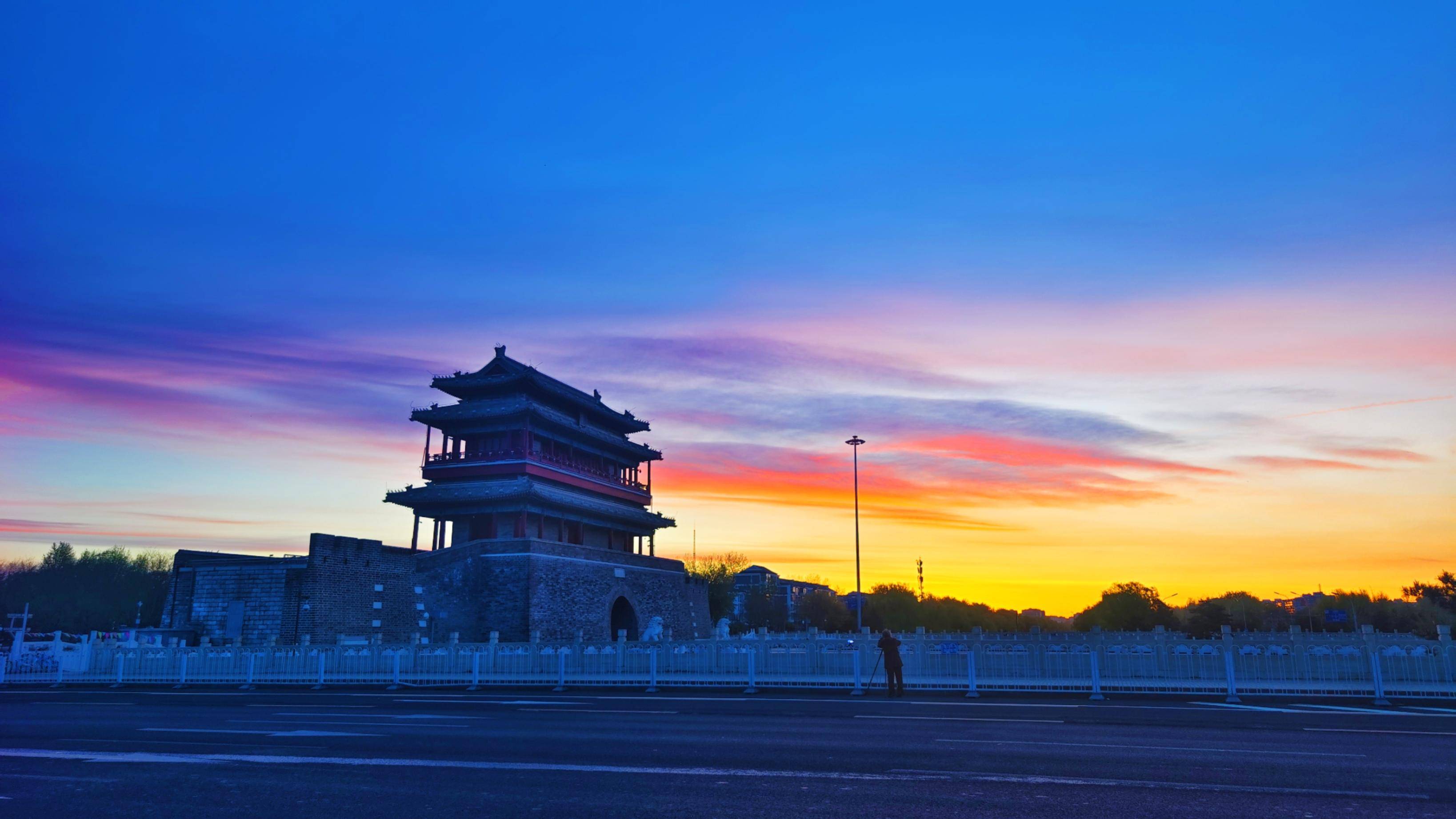日出东方，霞光满天！今早，北京天空再现绚丽美景