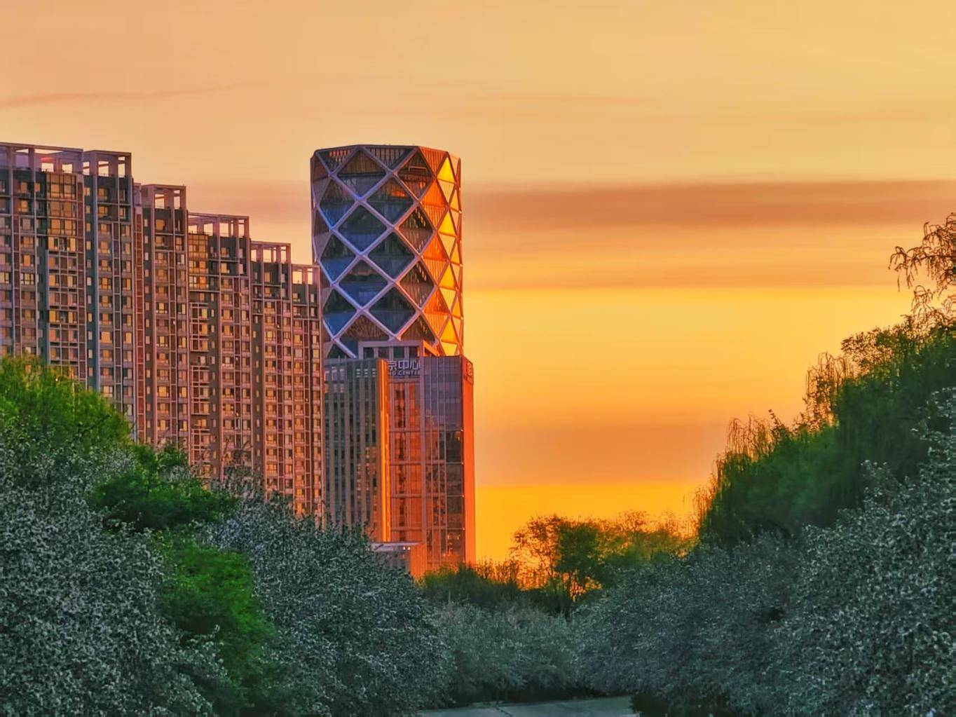 日出东方，霞光满天！今早，北京天空再现绚丽美景