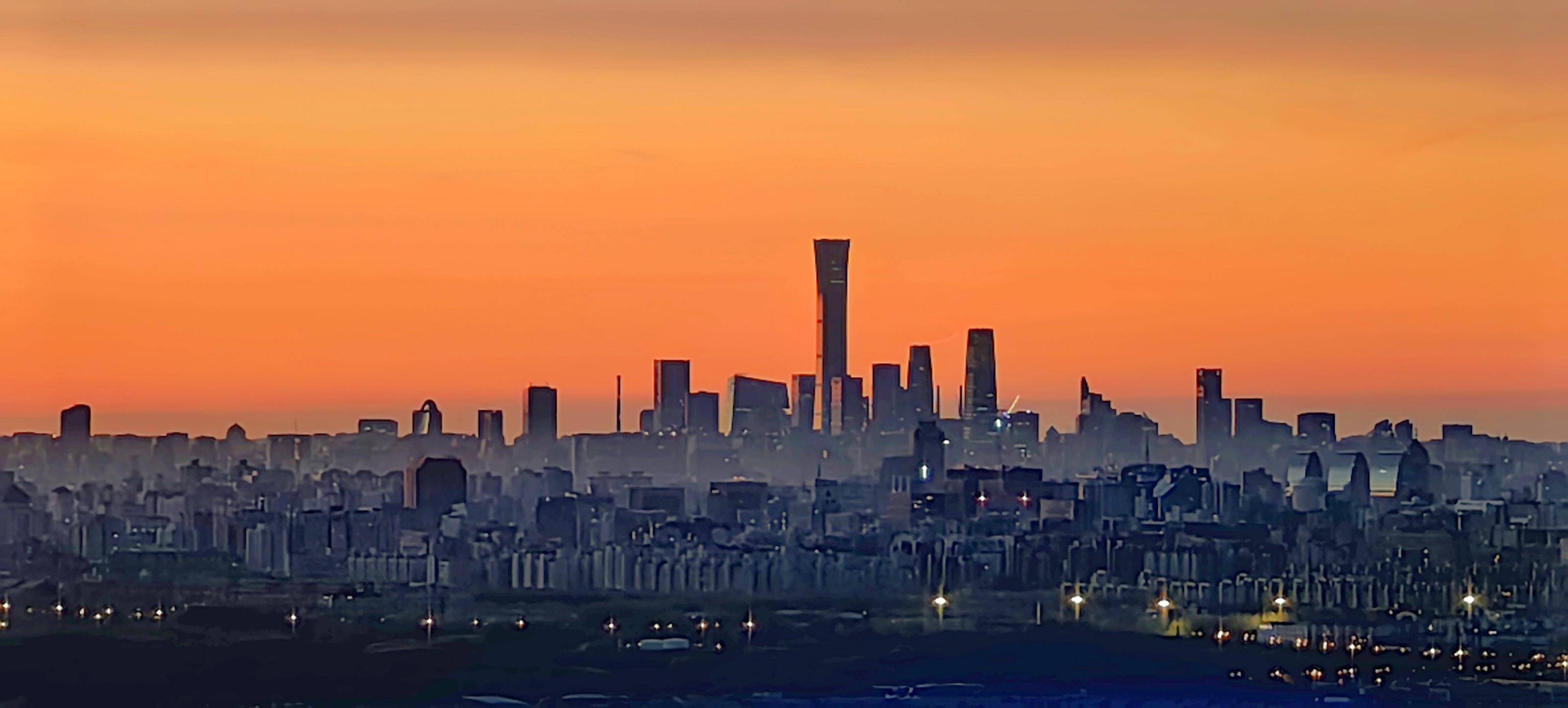 日出东方，霞光满天！今早，北京天空再现绚丽美景