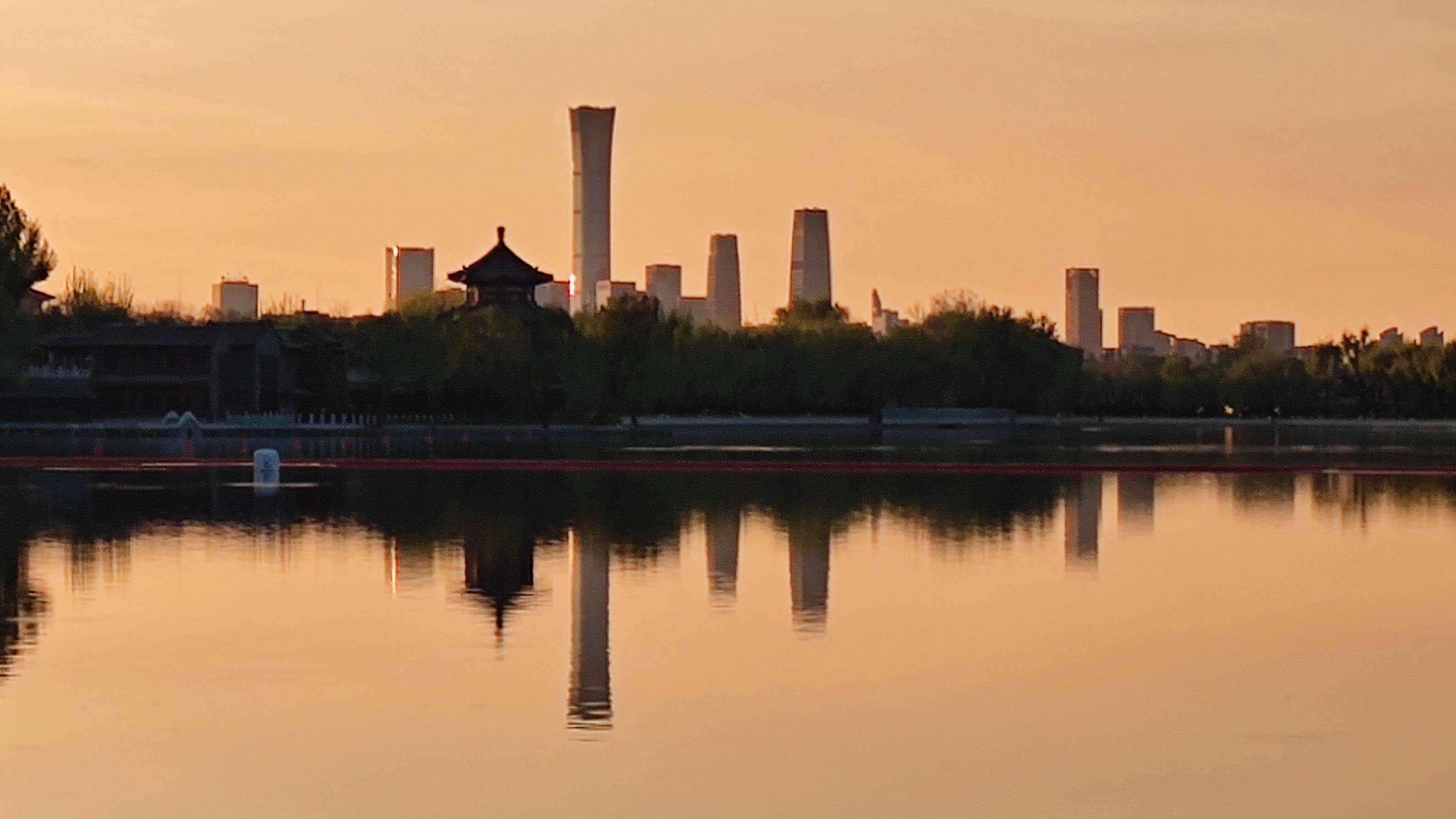 日出东方，霞光满天！今早，北京天空再现绚丽美景