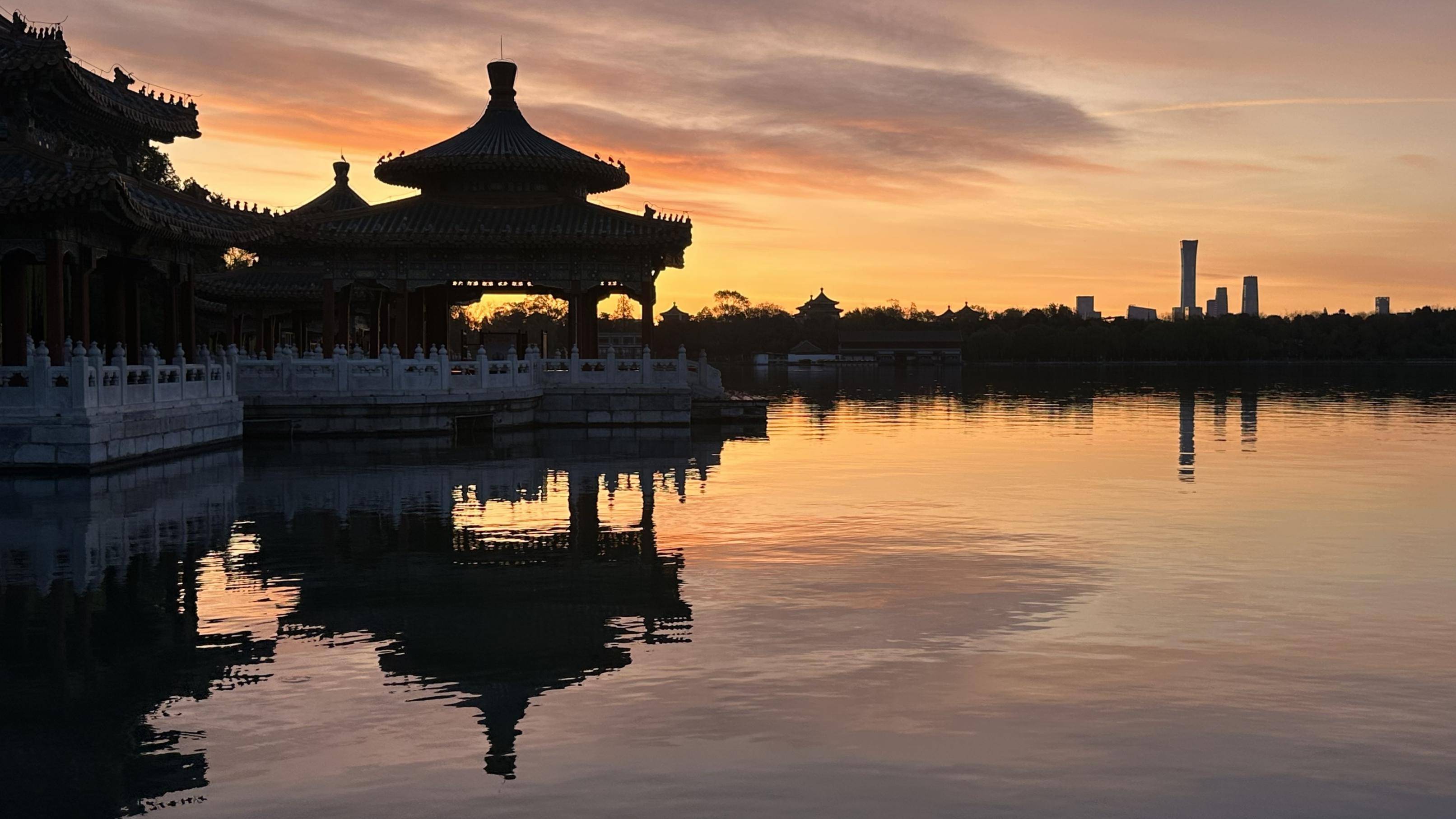 日出东方，霞光满天！今早，北京天空再现绚丽美景