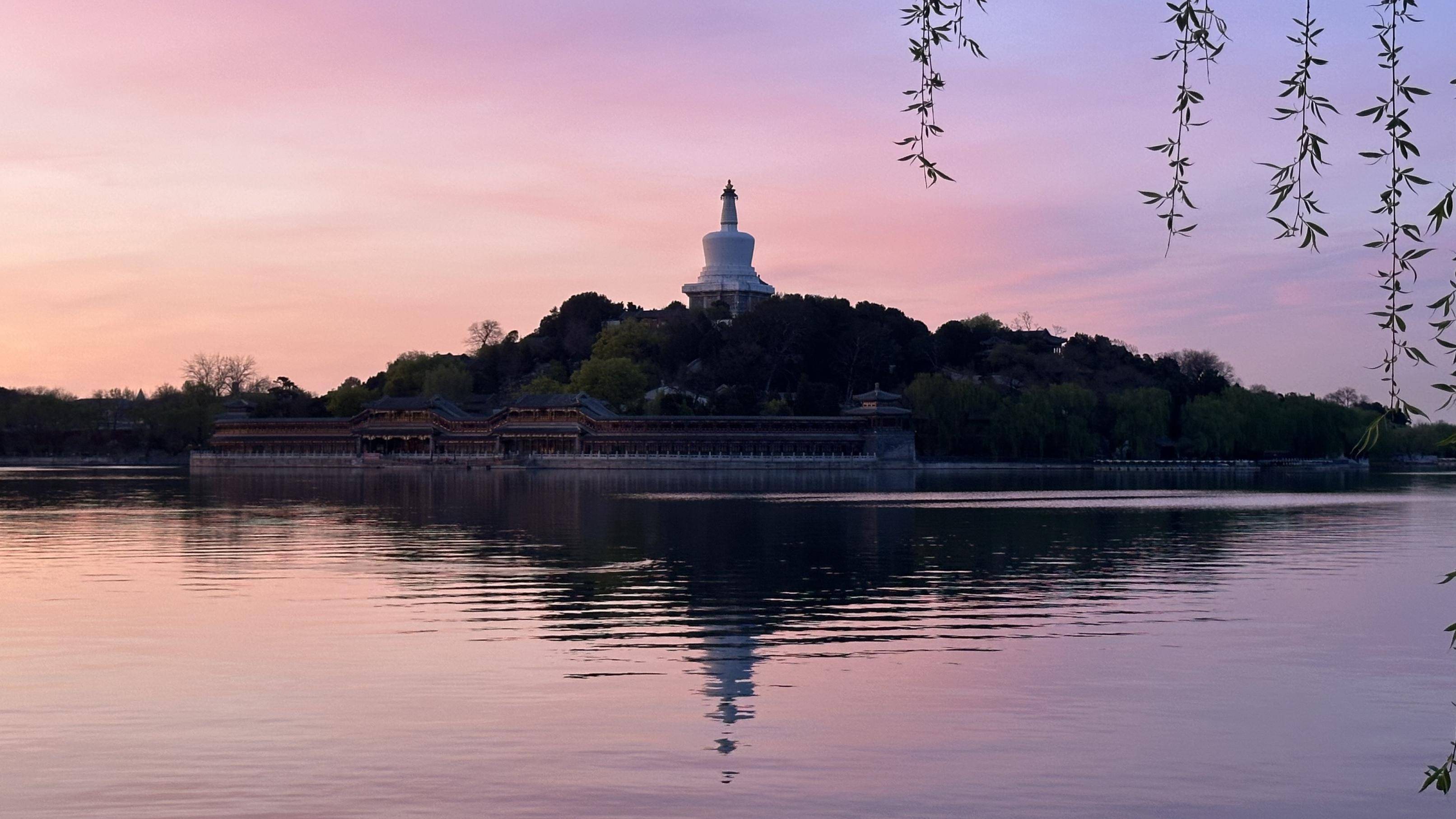日出东方，霞光满天！今早，北京天空再现绚丽美景