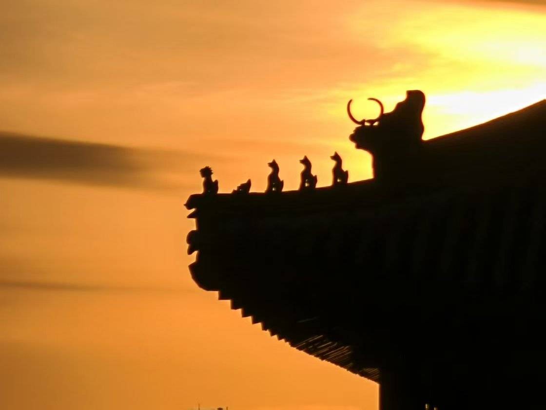 日出东方，霞光满天！今早，北京天空再现绚丽美景